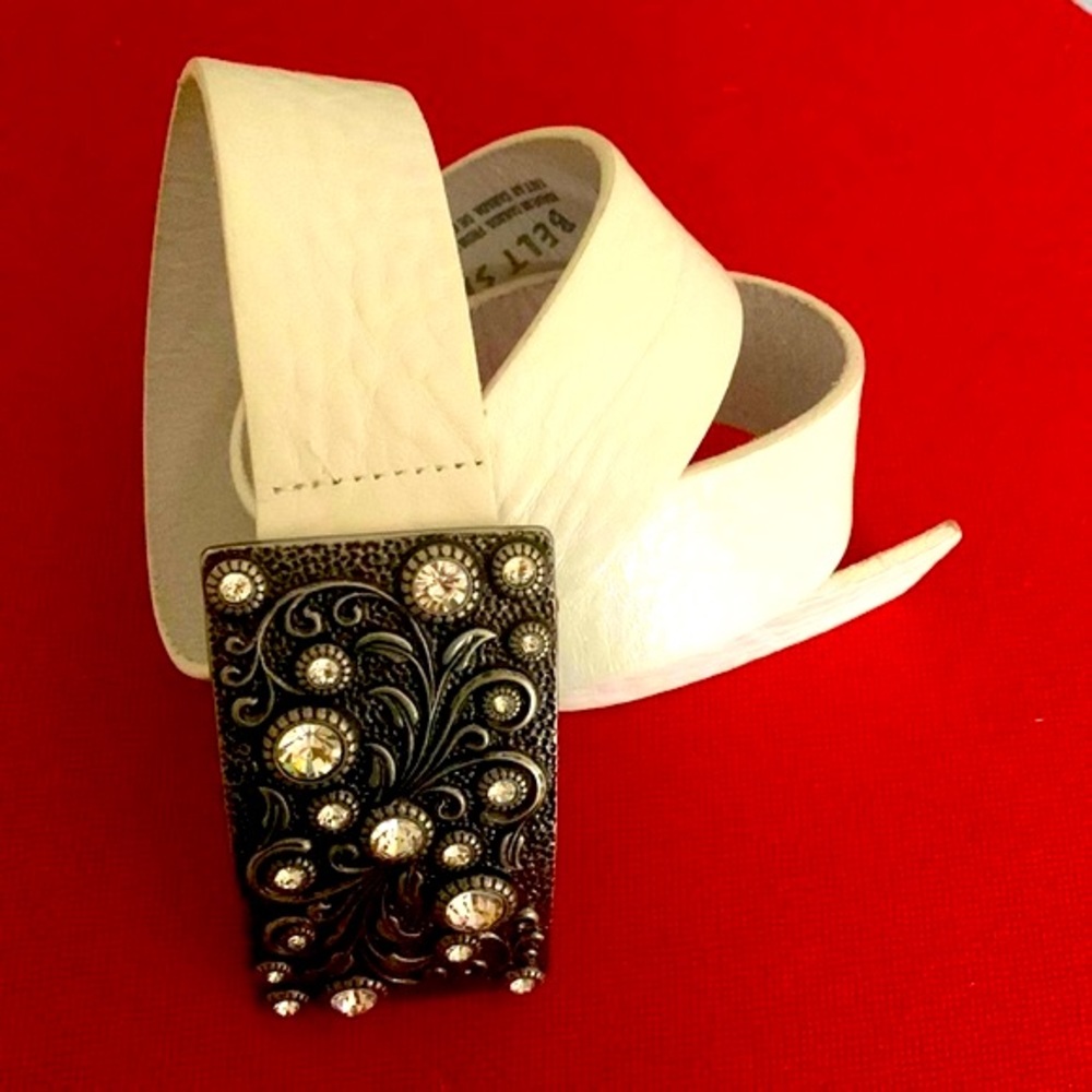 Like New🇨🇦Genuine Italian Leather Belt with Jewelled Buckle - Picture 7 of 12